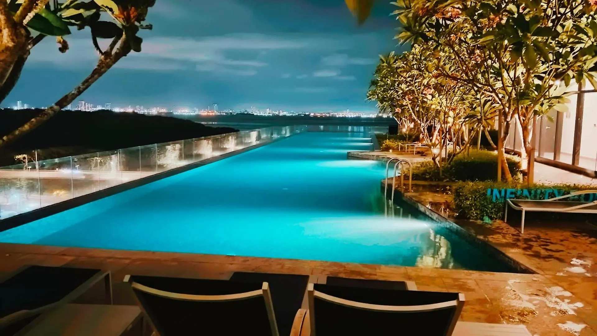 12 Pax Luxury Seaview Infinity Pool Apartment Jelutong Malaysia