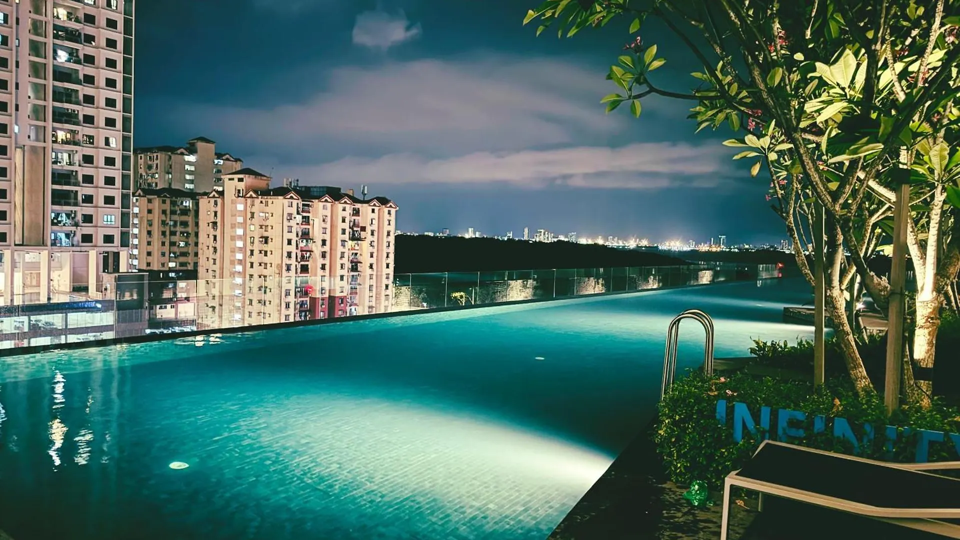 12 Pax Luxury Seaview Infinity Pool Apartment Jelutong Malaysia